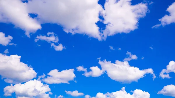 夏の晴れた日に雲と青い空 — ストック写真