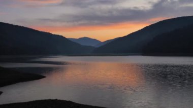 Yazın dağlarda bir dağ nehrinin kaynayan suları