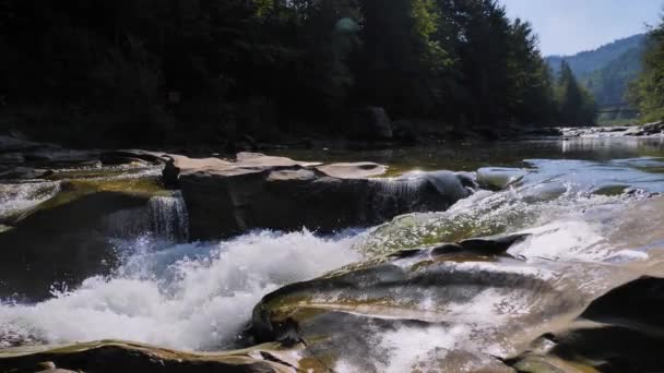 Siedendes Wasser Eines Gebirgsflusses Den Bergen Sommer — Stockvideo