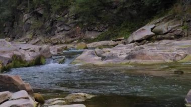 Yazın dağlarda bir dağ nehrinin kaynayan suları