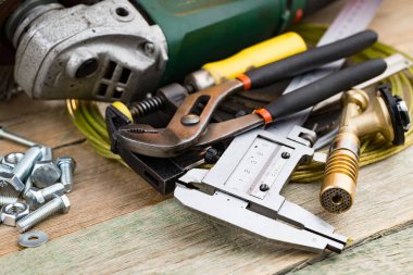 Eski arkaplanda farklı araçlar.