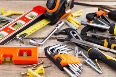 Eski arkaplanda farklı araçlar.