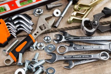 Eski arkaplanda farklı araçlar.