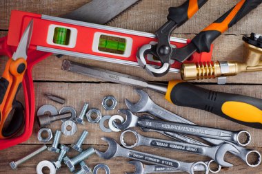 Eski arkaplanda farklı araçlar.