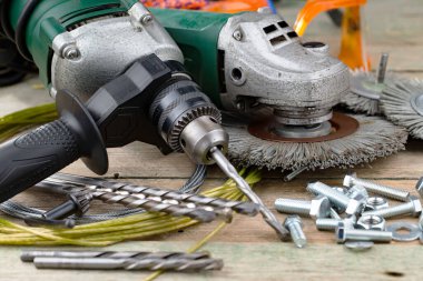 Eski arkaplanda farklı araçlar.