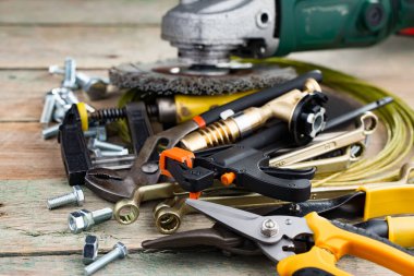 Eski arkaplanda farklı araçlar.