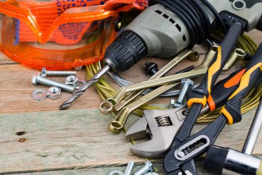 Eski arkaplanda farklı araçlar.