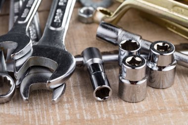 Atölyede çalışmak için çeşitli araçlar.