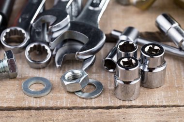 Atölyede çalışmak için çeşitli araçlar.