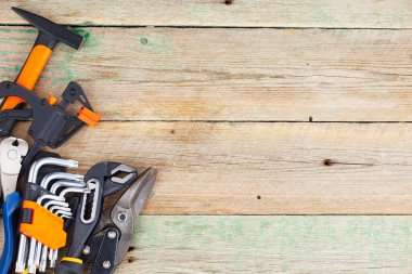 Atölyede çalışmak için çeşitli araçlar.