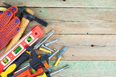 Atölyede çalışmak için çeşitli araçlar.