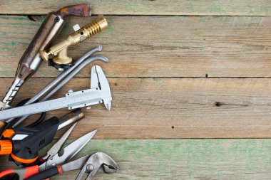 Atölyede çalışmak için çeşitli araçlar.