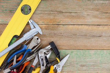 Atölyede çalışmak için çeşitli araçlar.