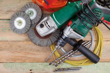 Atölyede çalışmak için çeşitli araçlar.