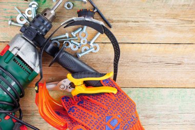 Atölyede çalışmak için çeşitli araçlar.