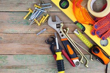Atölyede çalışmak için çeşitli araçlar.