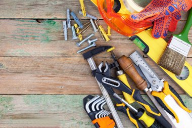 Atölyede çalışmak için çeşitli araçlar.