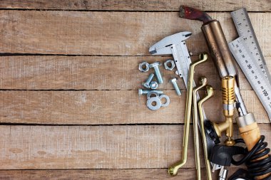 Atölyede çalışmak için çeşitli araçlar.