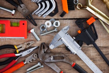 Atölyede çalışmak için çeşitli araçlar.