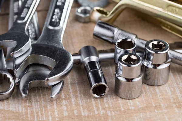 Atölyede çalışmak için çeşitli araçlar.