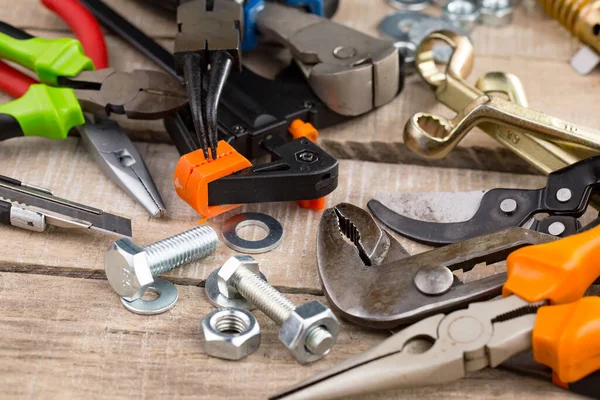 Atölyede çalışmak için çeşitli araçlar.