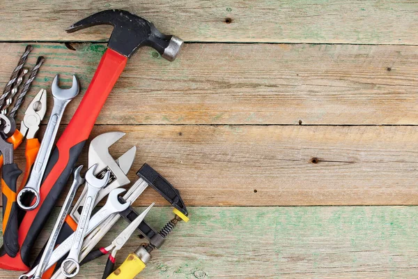 Atölyede çalışmak için çeşitli araçlar.