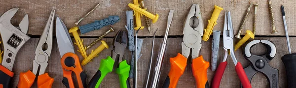 Atölyede çalışmak için çeşitli araçlar.