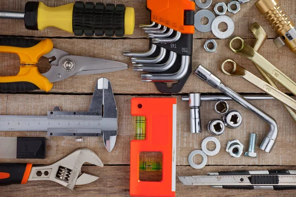 Atölyede çalışmak için çeşitli araçlar.