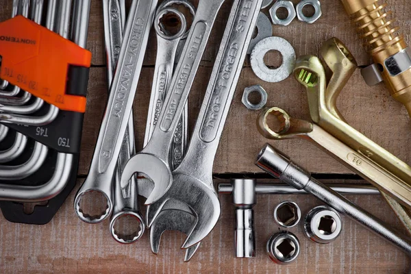 Atölyede çalışmak için çeşitli araçlar.