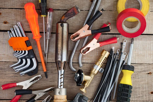 Atölyede çalışmak için çeşitli araçlar.