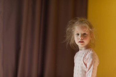  Evdeki küçük bir kızın portresi. Evde küçük bir kız var..