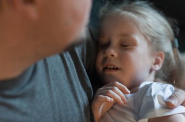  Baba ve kızı bir rüya oynuyorlar. Baba bir kızı kucaklıyor.