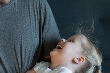  Baba ve kızı bir rüya oynuyorlar. Baba bir kızı kucaklıyor.