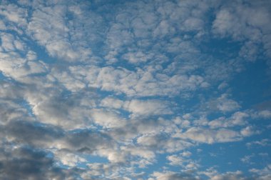 Gökyüzü, bulutlu mavi gökyüzü, sirrus bulutları, Cirrocumulus bulutları, Altocumulus bulutları