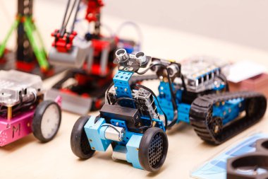 Oyuncak araba ve robot masada.