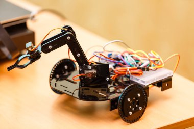 Modern bir arabaya yaklaş.