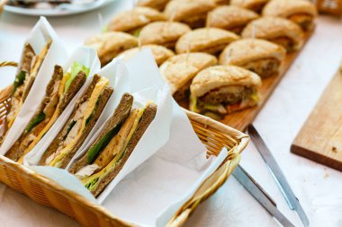 Karışık sandviç üçgen kesim tabağı