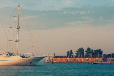 Venice, İtalya - Temmuz, 2017: San Marco görmüş San Giorgio Maggiore Kilisesi önünde kare geçen gemi ve küçük gemileri büyük kanal üzerinde güneş doğarken Cruise