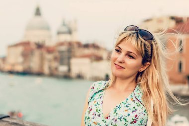 Venedik kanal üzerinde bir köprü üzerinde poz güzel giyimli kadın.