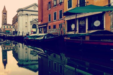 Venedik teknelerle güzel kanal