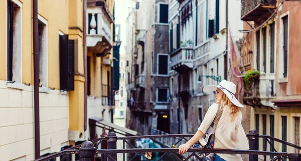 Frau Mit Weißem Hut Posiert Auf Alter Straße Venedig — Stockfoto