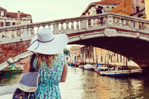 Туристка Рюкзаком Венеции Италия — стоковое фото
