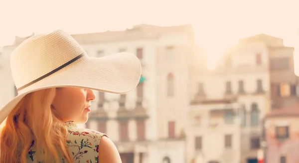 Retrato Mulher Vestindo Chapéu Branco Elegante Cidade Velha Veneza Itália — Fotografia de Stock