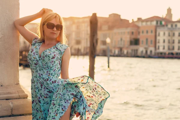 Belle Femme Bien Habillée Posant Sur Pont Sur Canal Venise — Photo