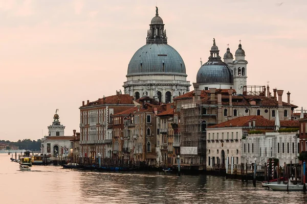 意大利威尼斯大运河和大教堂Santa Maria Della Salute — 免费的图库照片