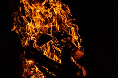 Parlak sıcak alev içinde şömine görünümü Kapat