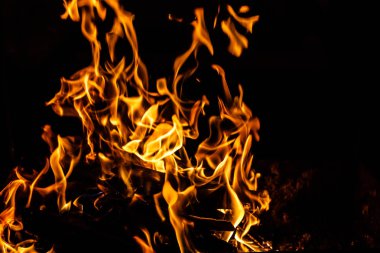 Parlak sıcak alev içinde şömine görünümü Kapat