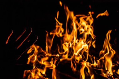 Ateş köz Isıtma ahşap soba kavramı içinde yanan odun