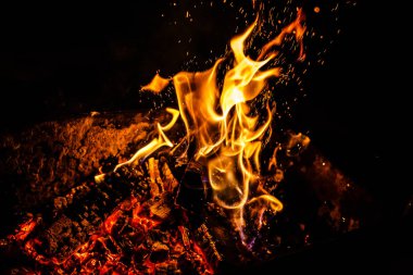 Karanlıkta siyah arka plan yanıyor alev ateş etmek