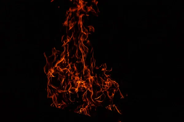 Rote Feuerflamme Auf Schwarzem Hintergrund Der Dunkelheit — Stockfoto